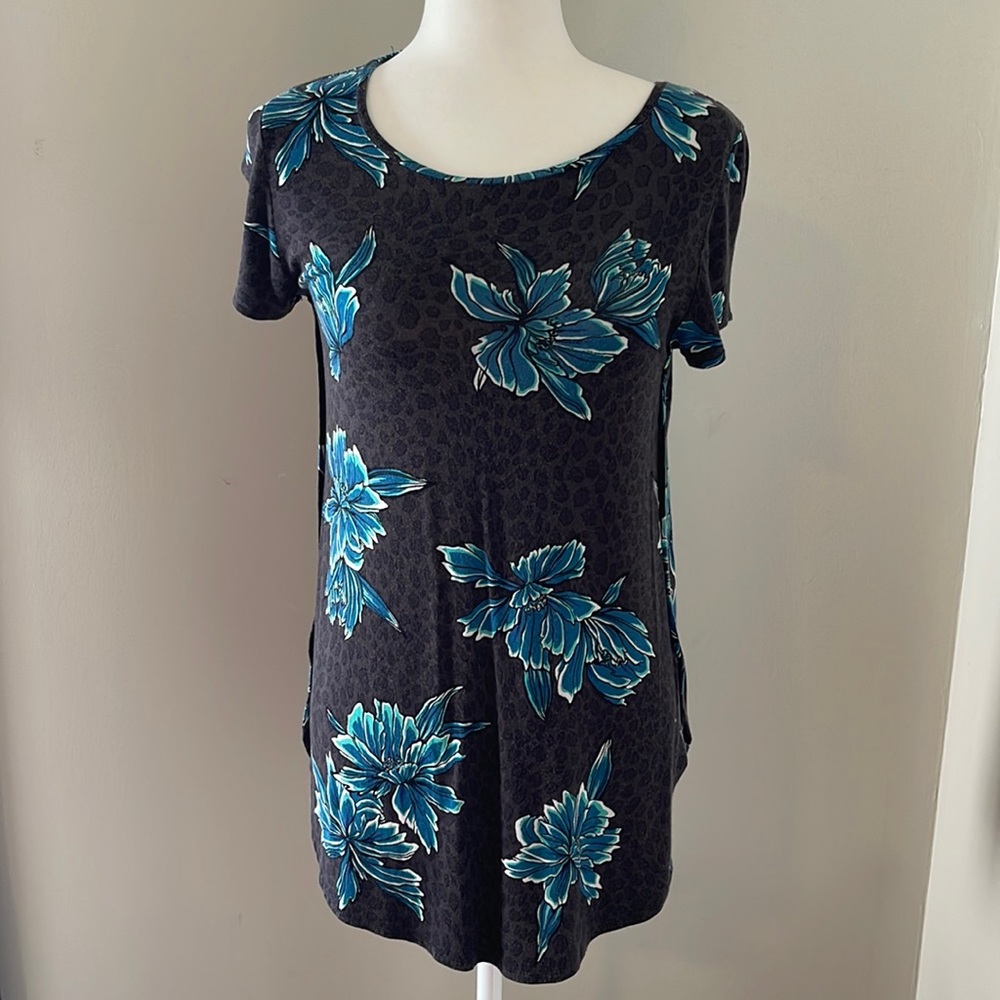 Top shirt tunic APT 9 size XS rayon spandex blend longer scallop back black blue